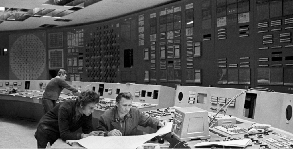 Монтажные работы на пульте управления Чернобыльской АЭС, 23 мая 1977 года