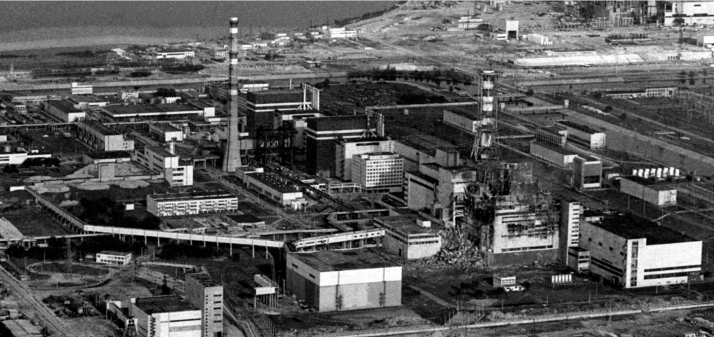 Чернобыльская АЭС после катастрофы. Справа на первом плане – 4-й энергоблок, где произошла авария, 9 мая 1986 год
